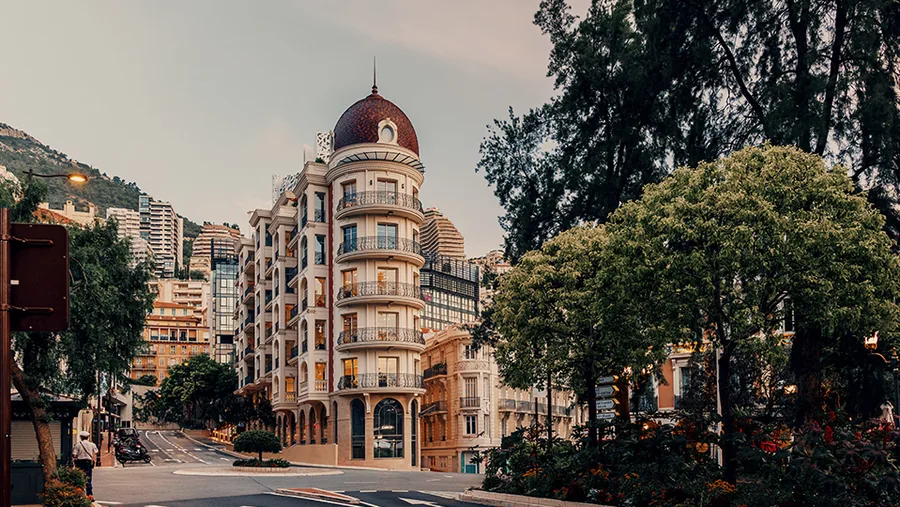 Nueva sede de Edmond de Rothschild en La Condamine, Mónaco: edificio con cúpula y balcones redondeados