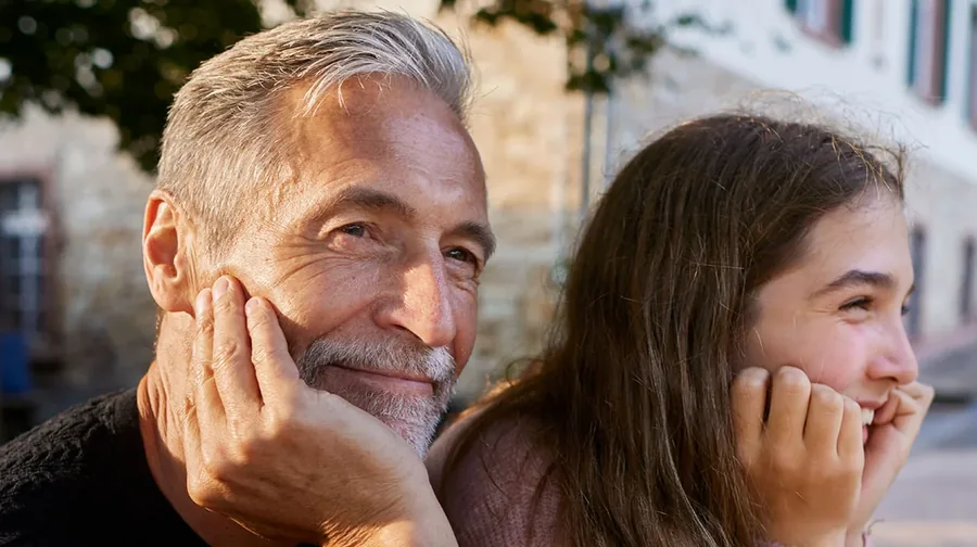 Family Barometer 2026 de Julius Baer: dos generaciones, un hombre canoso y una niña sonríen juntos