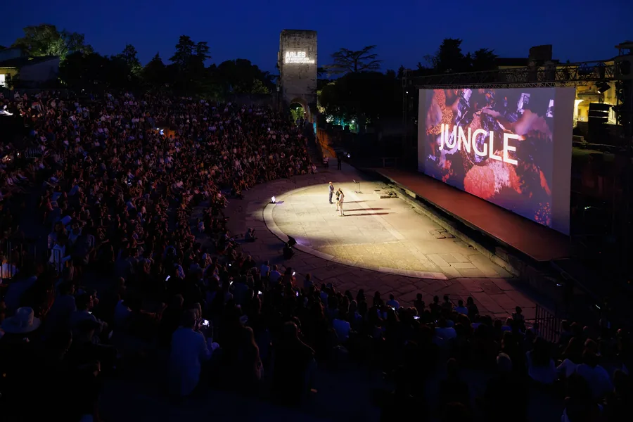 Prix Pictet en Arlés: anuncio del tema Jungle en el Théâtre Antique lleno, de noche