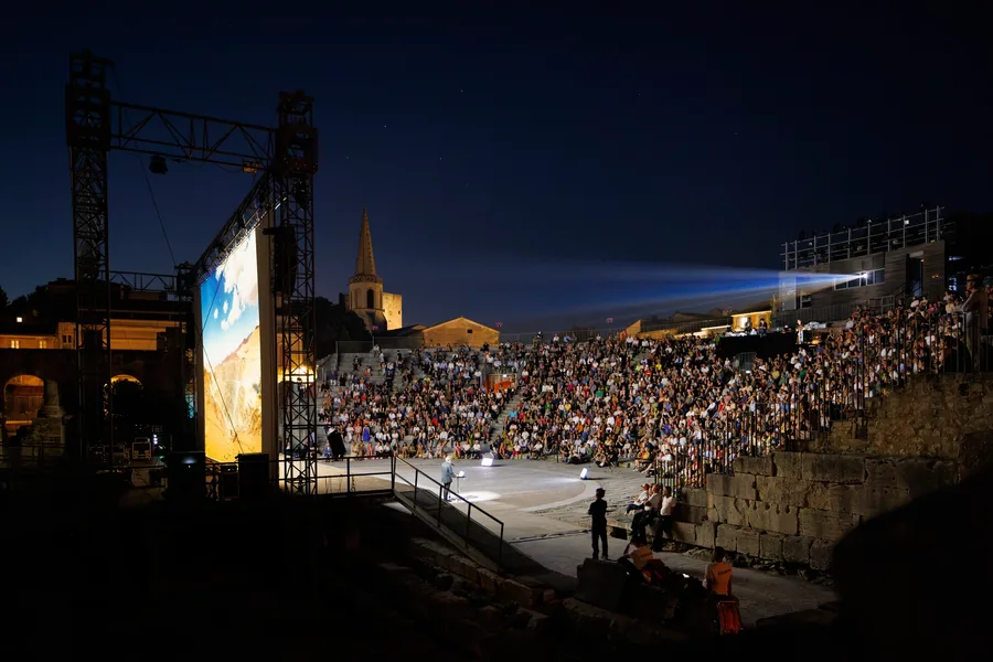 Prix Pictet en Arlés: público en las gradas del Théâtre Antique frente a la pantalla